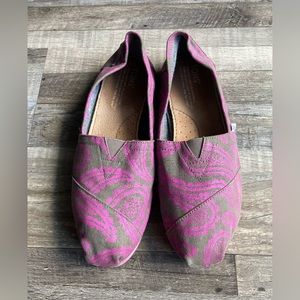 TOMS PINK AND GREY PAISLEY PRINT SHOES W7.5